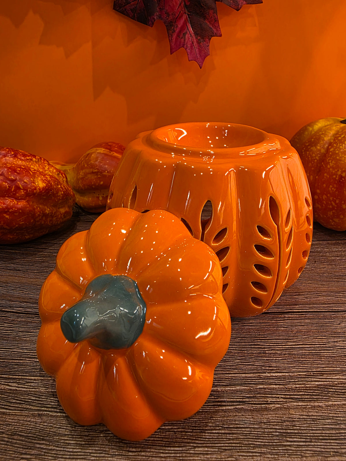 Brûle-parfum citrouille découpée en feuilles orange